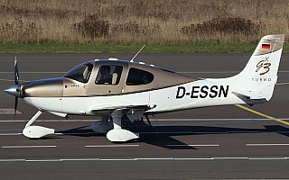 Bild: 24724 Fotograf: Frank Airline: Privat Flugzeugtype: Cirrus Design SR22T GTS